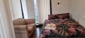 Lovely double bedroom to let in flatshare at mudchute & canary wharf 