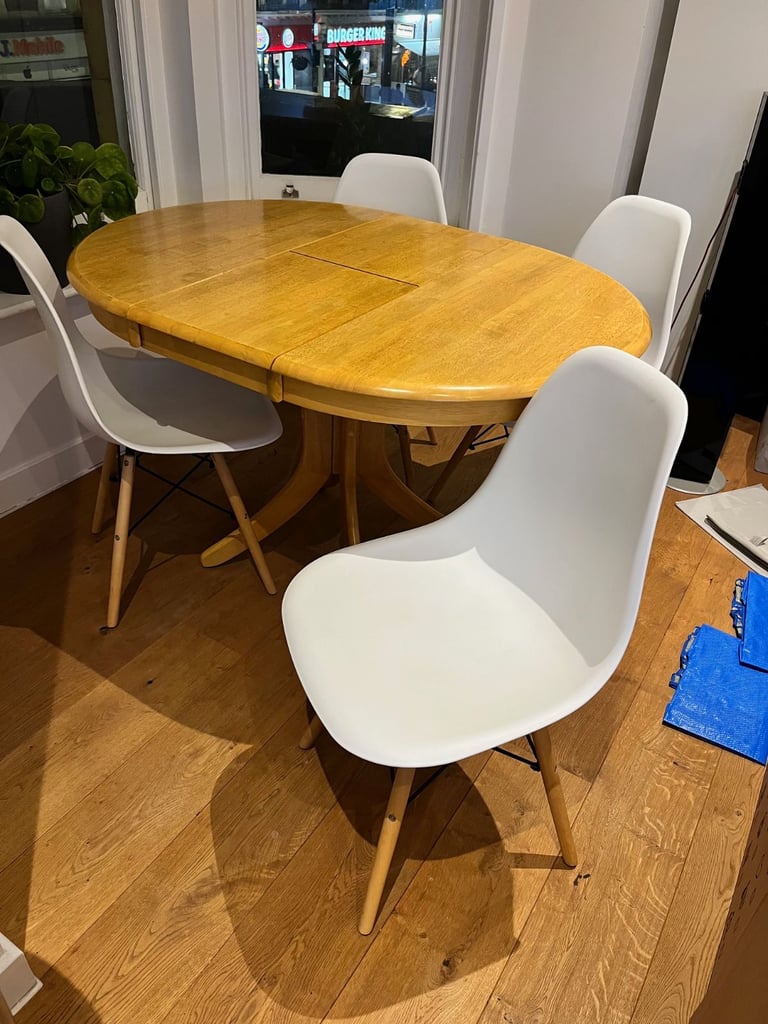 Extendable oak dining table + 4 chairs