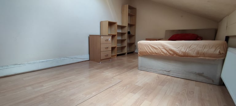 Loft room to rent in Borehamwood wd6