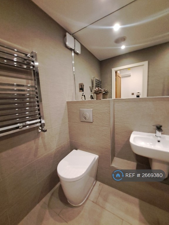 2 bedroom flat in Harrogate Road, Leeds, LS7 (2 bed) (#2669380)