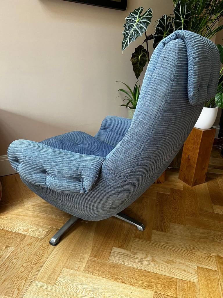 Stylish Mid Century Swivel Lounge Arm Chair