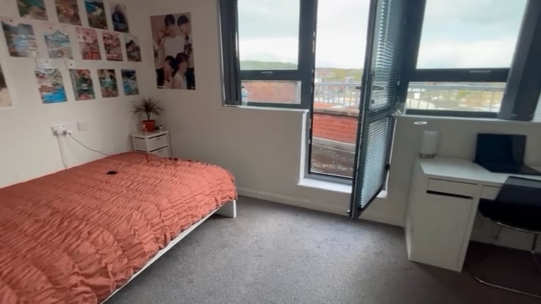 S3 Double bed ensuite with balcony
