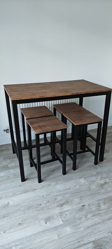 Edinburgh Dining Table with 4 Bar Stools