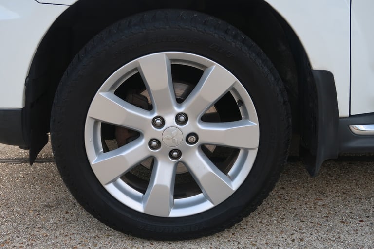 2012/12 White Mitsubishi Outlander 2.2 DI-D GX3 5dr 2WD 7 Seat
