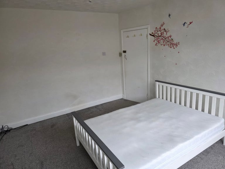 Beautiful Vegetarian Home – Large Double & Box Room | 1 Mile from Heathrow | All Bills Included