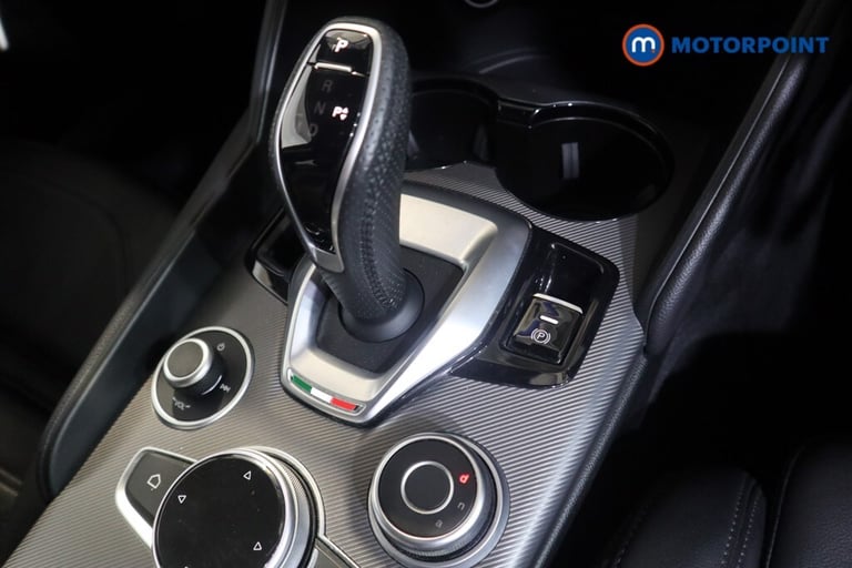 2022 Alfa Romeo Giulia 2.0 TB 280 Veloce [Performance brake] 4dr Auto Saloon Petrol Automatic