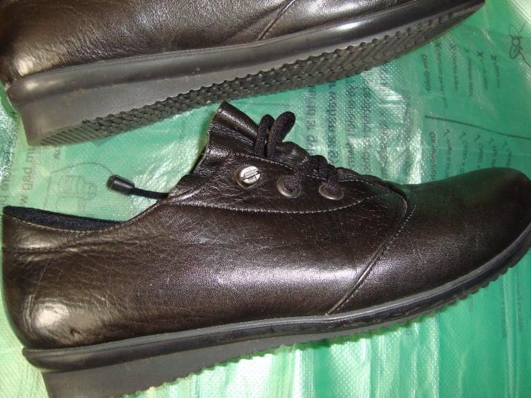 Black leather flat heeled shoes