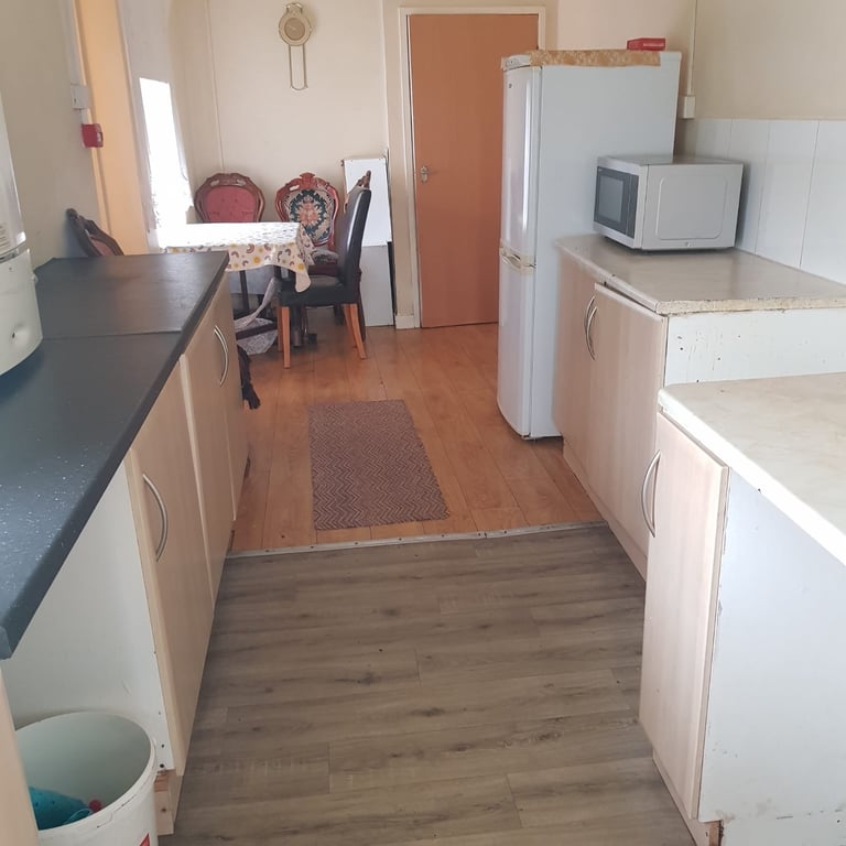 2 bed flat aboves shops Caldmore