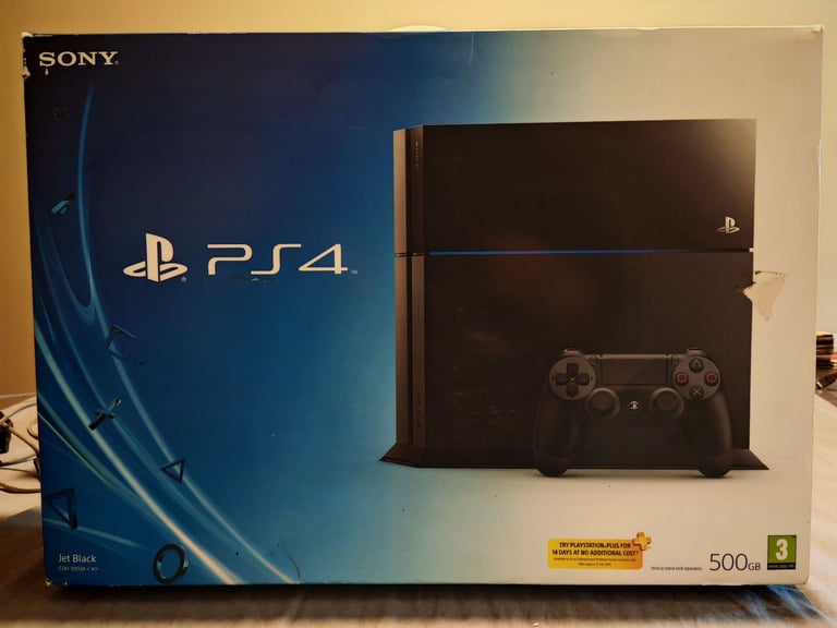 PlayStation 4, 2x Controllers, 2x Games