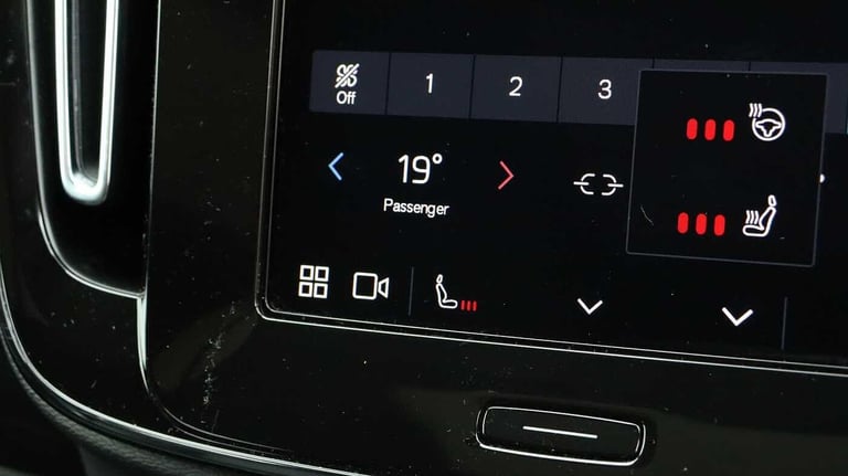  Volvo XC40 B4 (P) Ultra Bright (Sunroof, Harman Kardon, 360 Camera) Petrol/Electric Hybrid Autom...