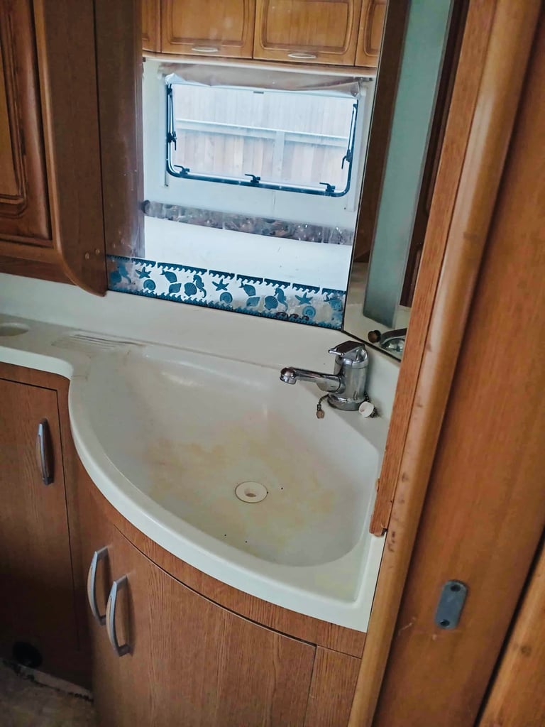 2005 Fixed bed hobby caravan 
