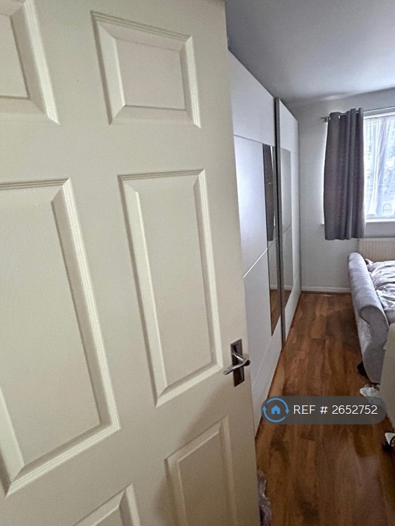 2 bedroom flat in Royal Oak Street, London, RM8 (2 bed) (#2652752)
