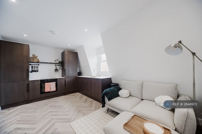 2 bedroom flat in London, London, SW17 (2 bed) (#2644972)