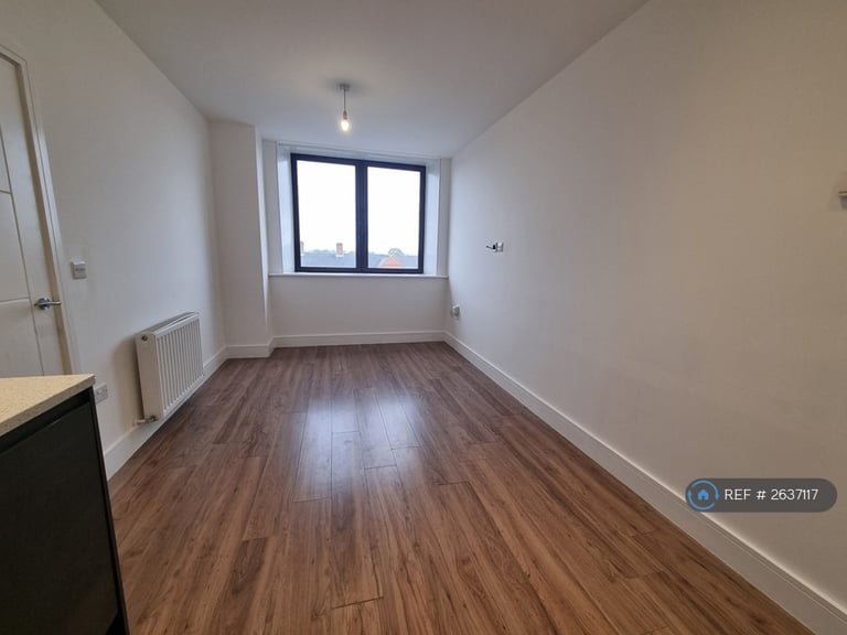 2 bedroom flat in Eleanor House, Waltham Cross, EN8 (2 bed) (#2637117)