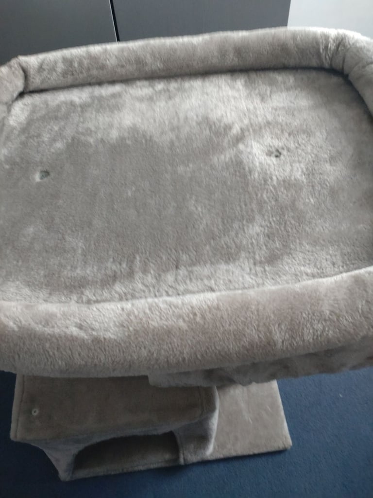 Lovely cats house to play in  ideal for kittens or small cat pick up only 