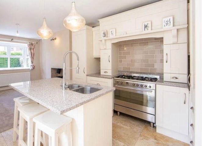 Solid Wood Shaker Kitchen with Granite Worktops – Excellent Condition