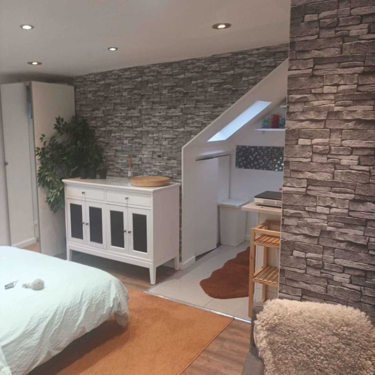 1 bedroom flat in Hathaway Gardens, West Ealing