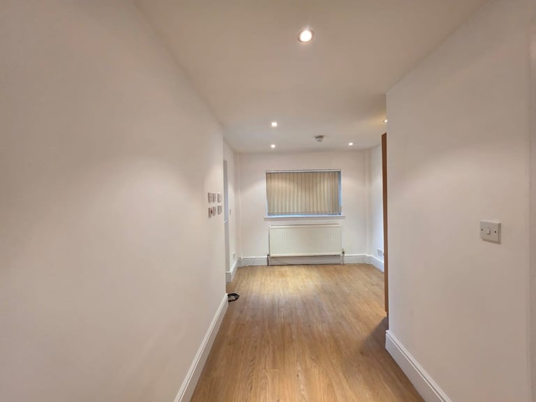 DOUBLE ROOM+ PRIVATE EN-SUITE SHOWER ROOM AVAILABLE - 7 Minutes walk to the BARNET HOSPITAL 