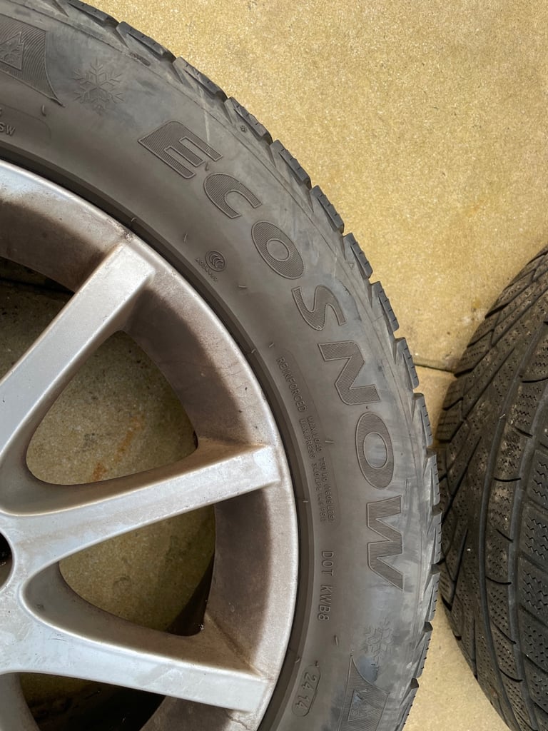 Winter Snow tyres on alloy rims 215/55/16 97H