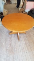 Extendable round dining table