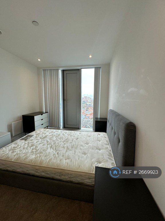2 bedroom flat in Elizabeth Tower At Crown Street, Manchester, M15 (2 bed) (#2669923)