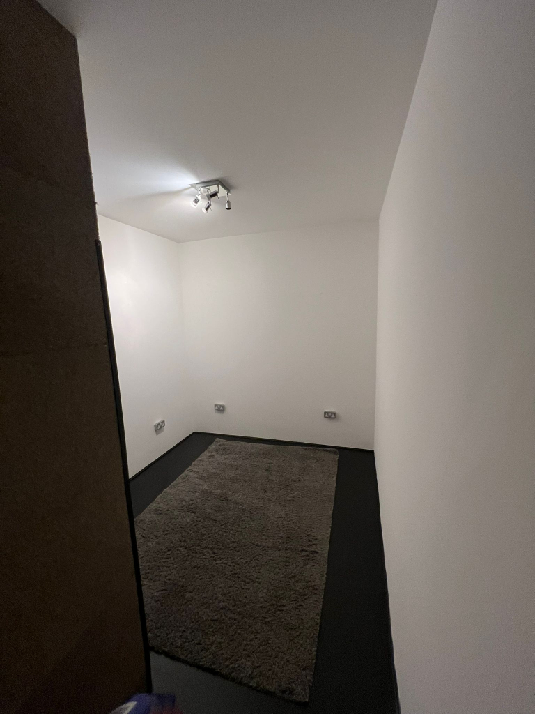 125 Sq Ft Soundproofed Music Production / Podcasting / Recording Studio In Mile End East London E14