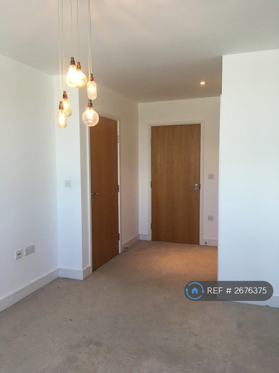 2 bedroom flat in Marina Point West, Chatham, ME4 (2 bed) (#2676375)