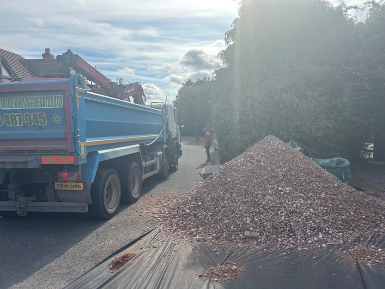 Grab lorry hire delivery of mot type 1 recycled type 1 topsoil sharp sand gravel 6f2 