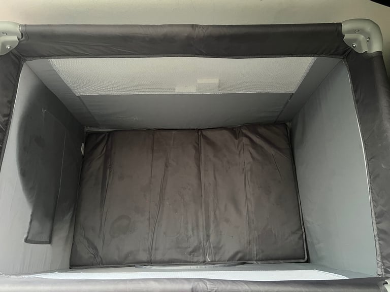 Red kite playpen and travel cot 