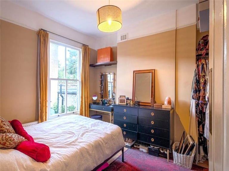 image for Bright and spacious room available in Mudchute for £850 per month, bills included! 🏠