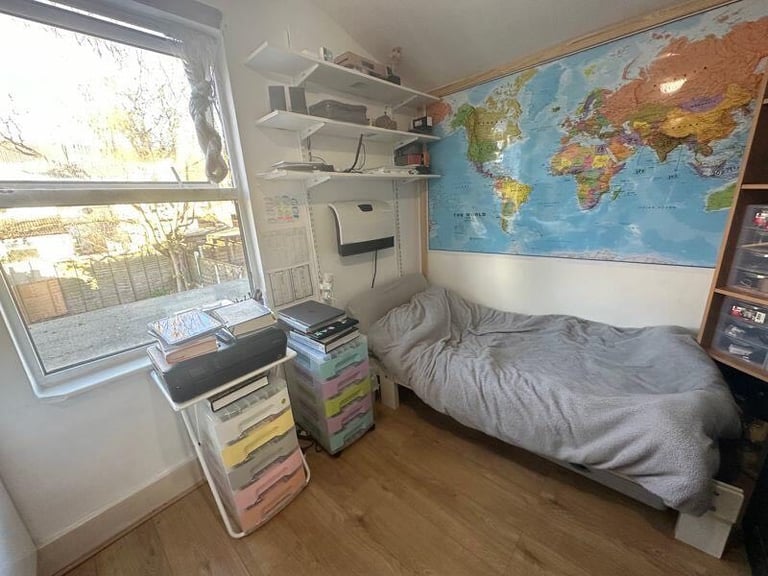 Studio flat to rent in Layton E11