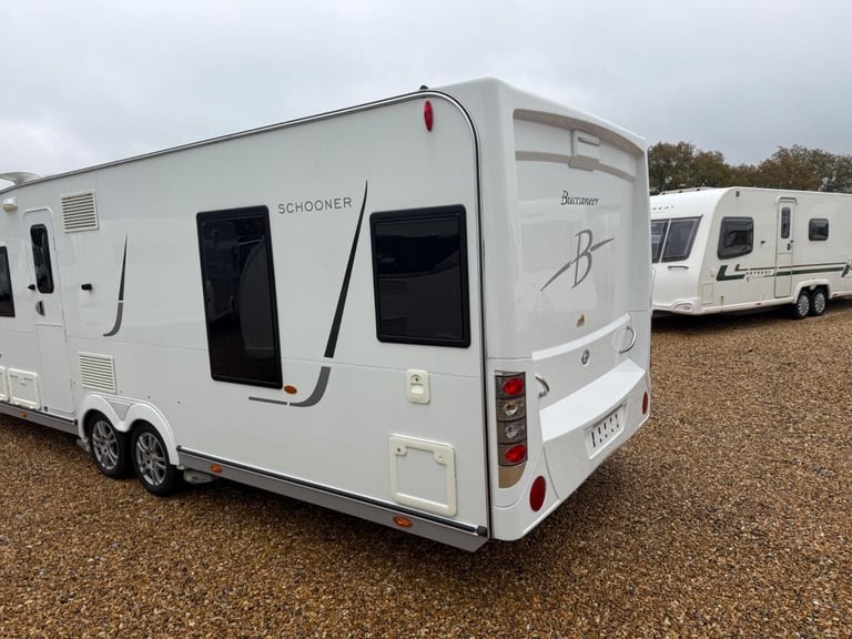 2011 Buccaneer Schooner Fixed bed end large washroom