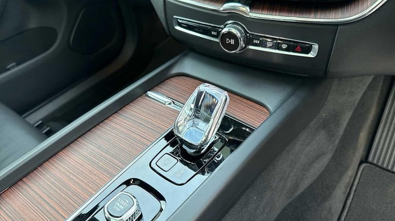 2024 Volvo XC60 Ultimate, B5 AWD Mild hybrid, Petrol, Dark ESTATE Petrol/Electric Hybrid Automatic