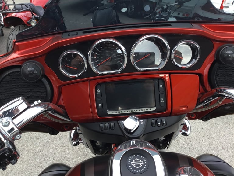 2018 Harley-Davidson CVO STREET GLIDE FLHXSE Two-Tone (15MY) Custom Cruiser PETROL Manual