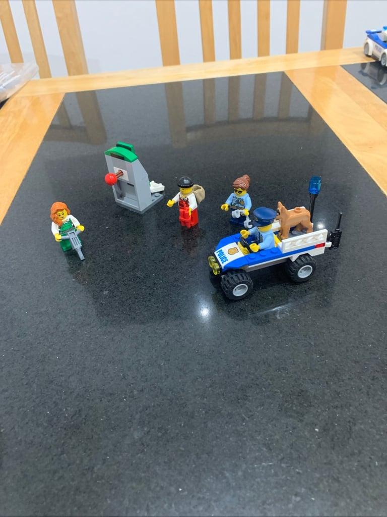 Lego City 60136 Starter Set includes 4 Lego Mini Figures
