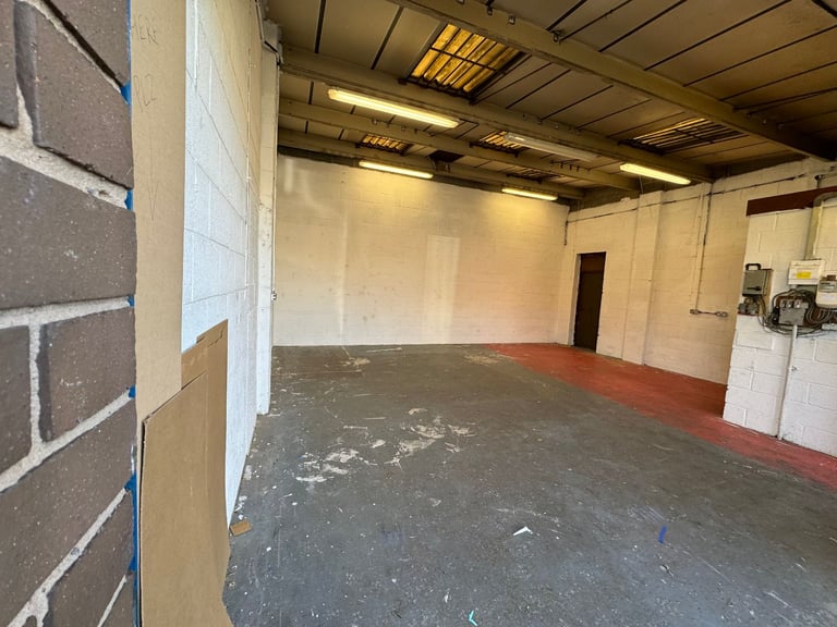 Small industrial unit secure with parking, 10 MINS FROM TOWN, great location 