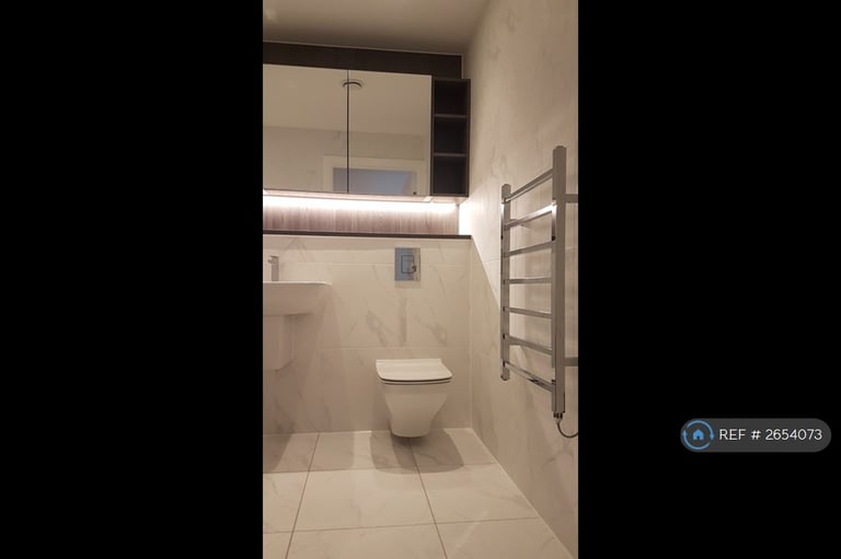2 bedroom flat in South Tower, Manchester, M15 (2 bed) (#2654073)