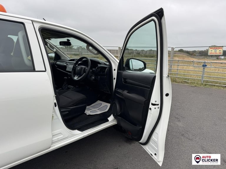 2020 Toyota Hilux 2.4 D-4D Active Pickup Extended Cab 4dr Diesel Manual 4WD Euro 6 (3.5t) (15 Pic...