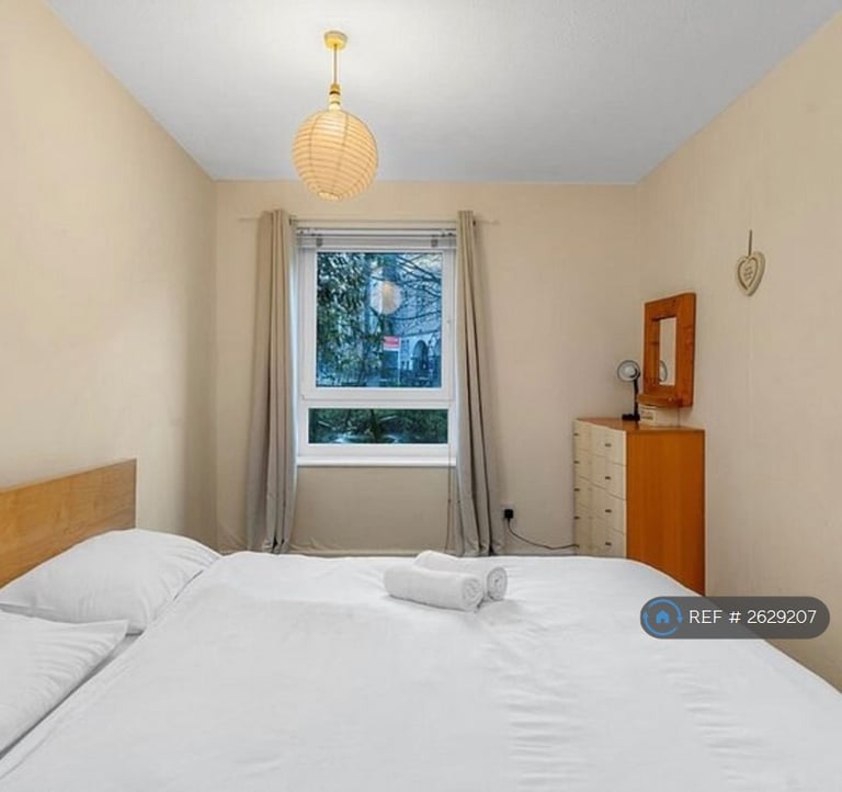 1 bedroom flat in Holyrood Road, Edinburgh, EH8 (1 bed) (#2629207)