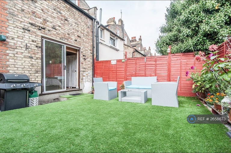 2 bedroom flat in Gilbey Road, London, SW17 (2 bed) (#2658673)