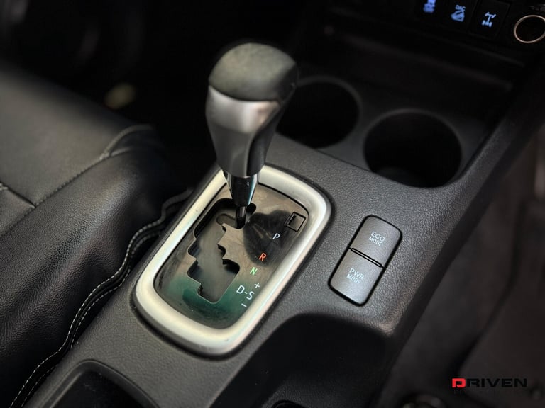 HUGE SPEC! TOYOTA HILUX INVINCIBLE 2.4 D-4D 4WD AUTO + NO VAT + FREE DELIVERY!