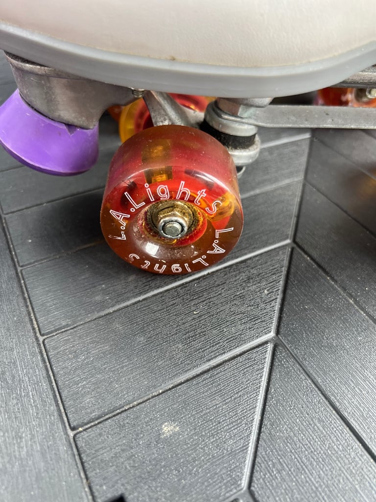 Ladies Roller Skates. Size 6. Great Condition.  LIGHT UP WHEELS