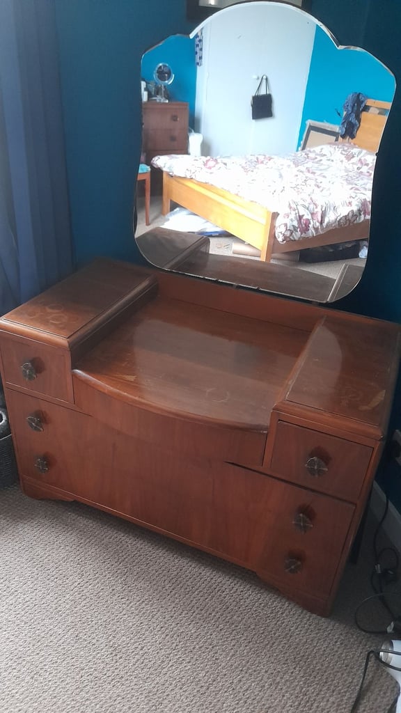 Dresser/vanity with mirror