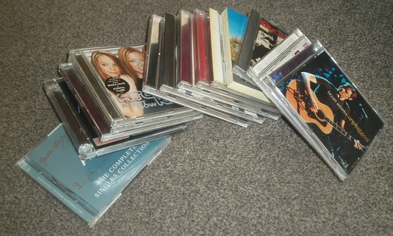 BUNDLE OF 30 MUSIC CD's £18.00