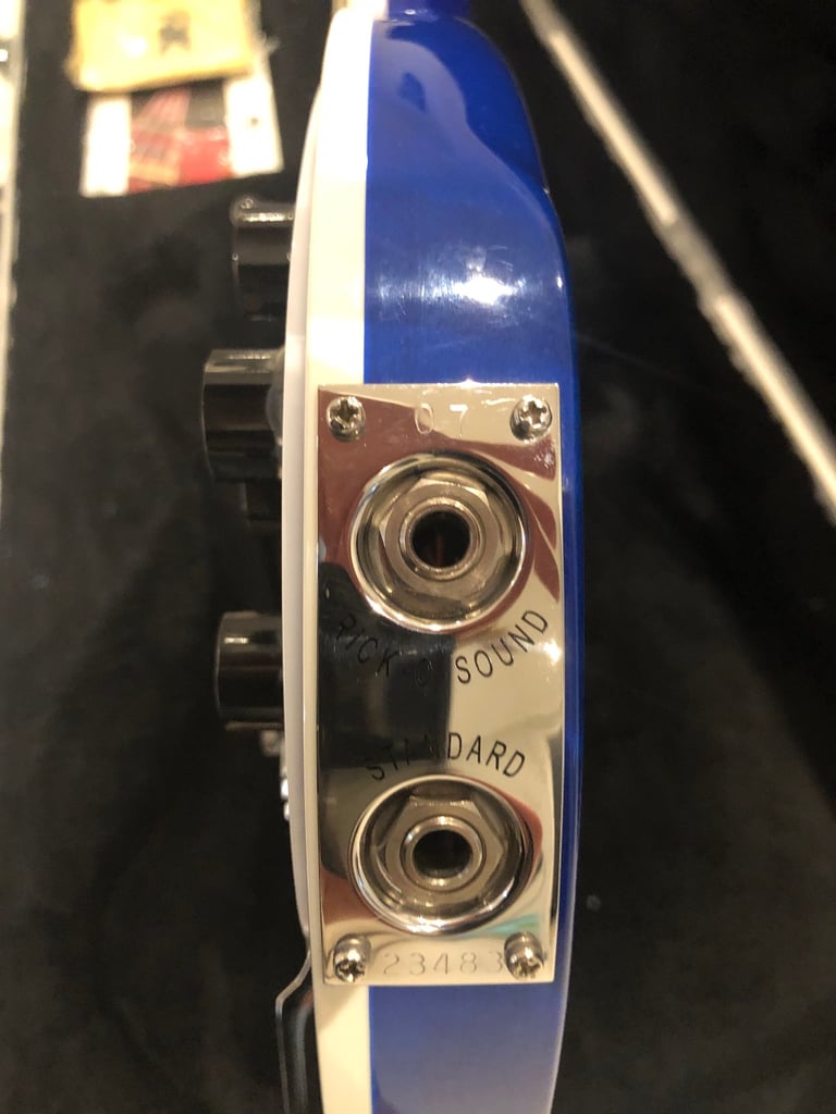 Rickenbacker 4003 limited blue burst colour 