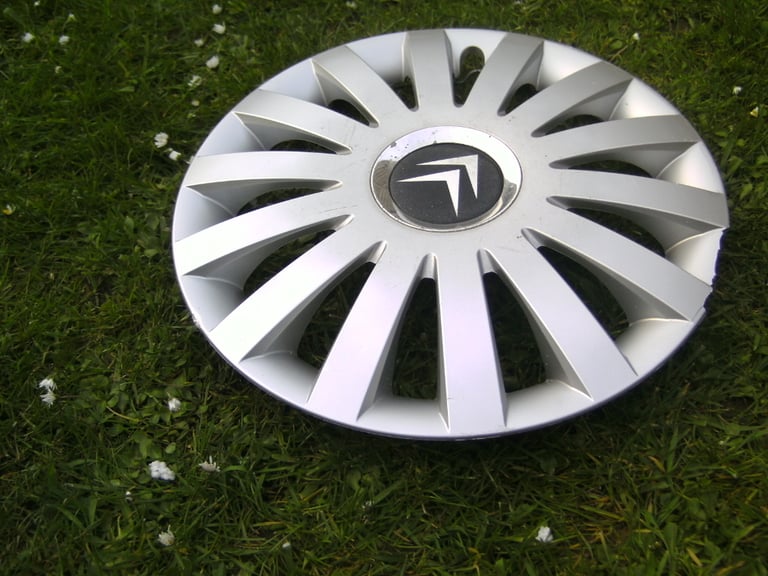 RARE,GENUINE CITROEN 14 INCH WHEEL TRIM,BLACK CENTRE,CHROME RING,C/W RETAINING RING TO FIT IT