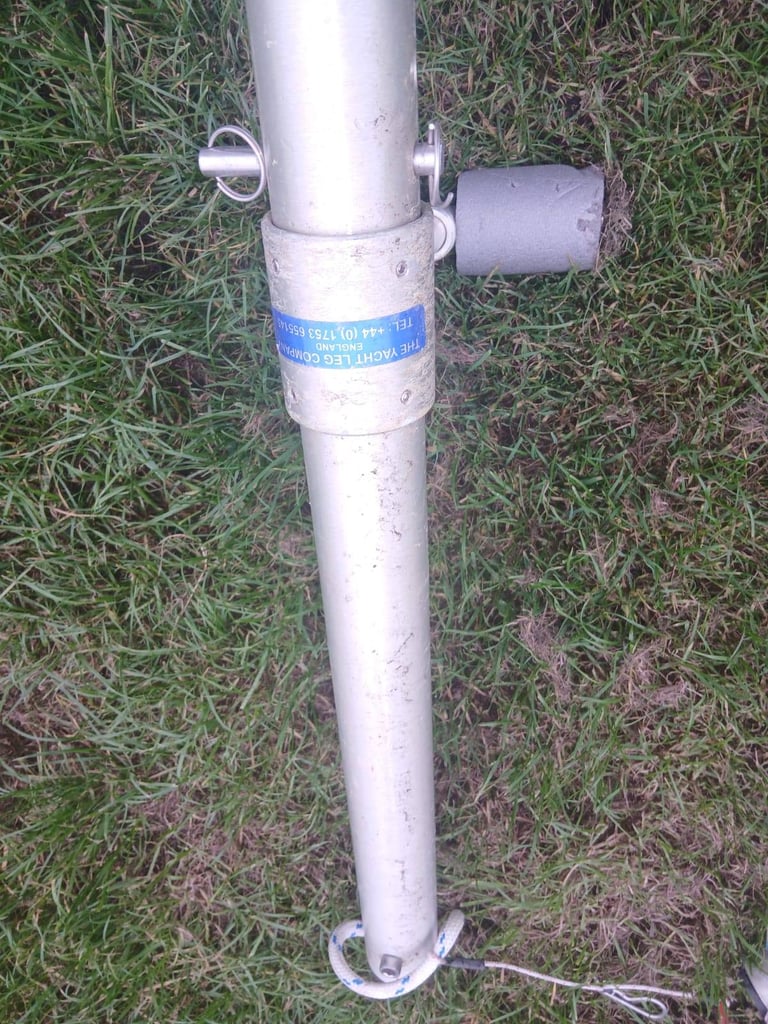 Sailing boat stabiliser legs