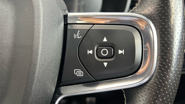 2021 Volvo XC40 Recharge R-Design, T5 plug-in hybrid (Power Tailgate, Sensus Navigation) Estate P...