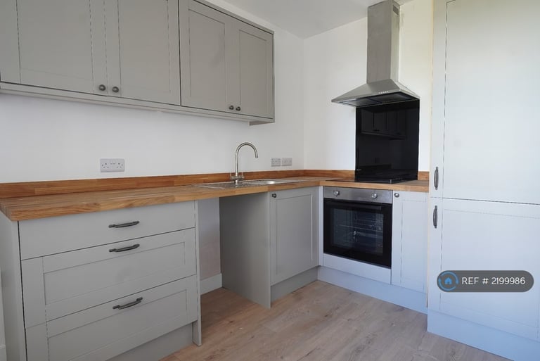 1 bedroom flat in Birds Royd Lane, Brighouse, HD6 (1 bed) (#2199986)