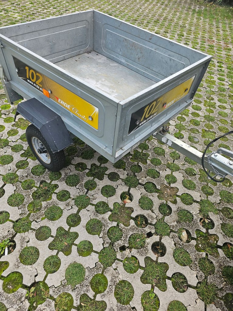 Erde 102 trailer with cover 